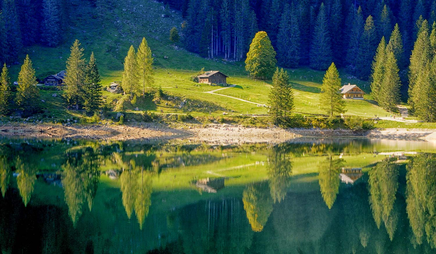 Blick über den Gosausee zu den Almhütten - Copyright Hannes Denzel